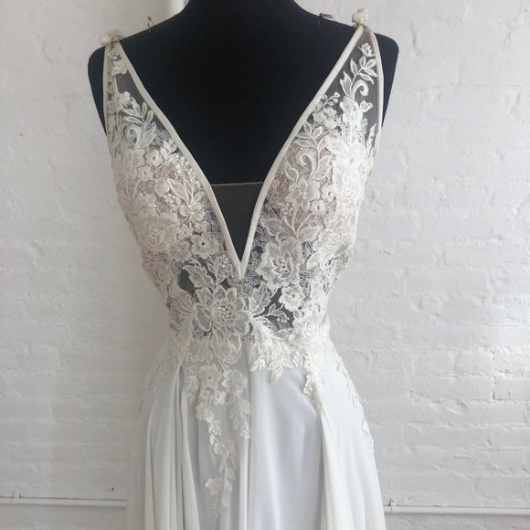 Escala Pronovias Gown - Picture 4 of 7